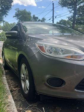 Gray 2014 Ford Focus SE