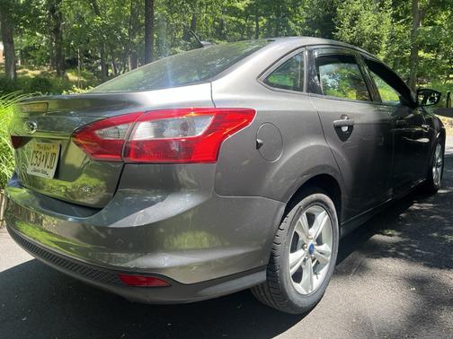 Gray 2014 Ford Focus SE