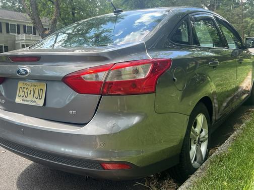 Gray 2014 Ford Focus SE