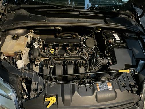 Gray 2014 Ford Focus SE