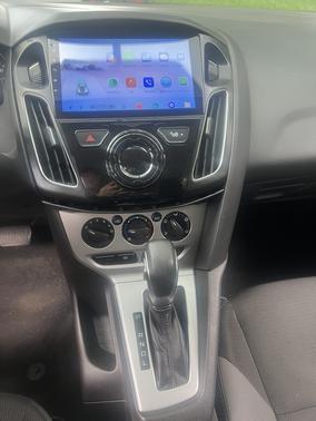 Gray 2014 Ford Focus SE