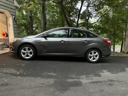 Gray 2014 Ford Focus SE