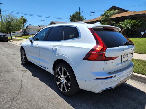 Photo 2 of 9 of 2019 Volvo XC60 T5 Inscription