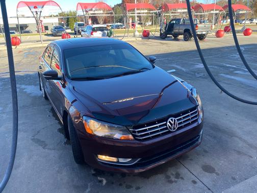2013 Volkswagen Passat 2.0 TDI SE w/ Sunroof