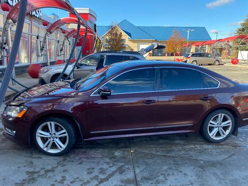 2013 Volkswagen Passat 2.0 TDI SE w/ Sunroof