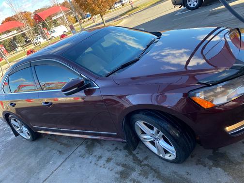 2013 Volkswagen Passat 2.0 TDI SE w/ Sunroof