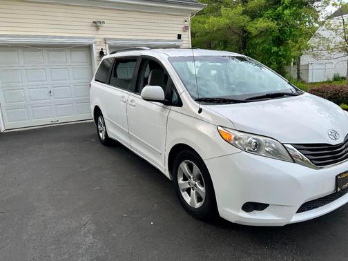 White 2013 Toyota Sienna LE