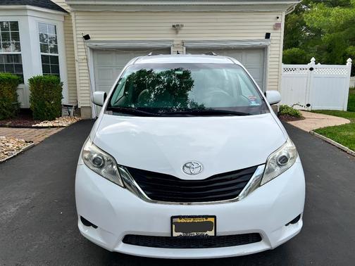 White 2013 Toyota Sienna LE