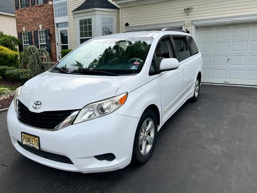 White 2013 Toyota Sienna LE