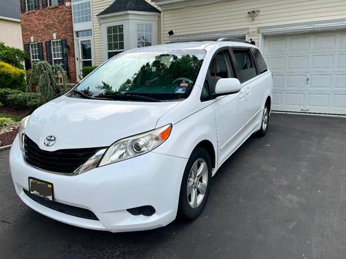 White 2013 Toyota Sienna LE