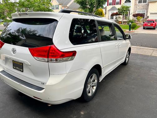 White 2013 Toyota Sienna LE