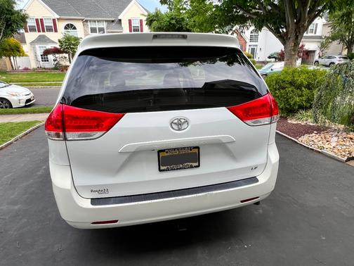 White 2013 Toyota Sienna LE