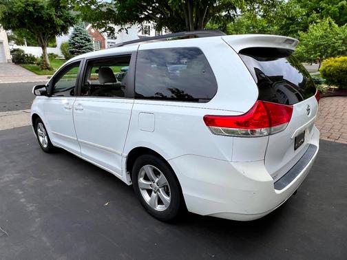 White 2013 Toyota Sienna LE