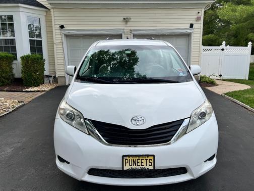 White 2013 Toyota Sienna LE