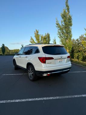 White 2016 Honda Pilot Elite