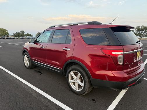 Red 2015 Ford Explorer XLT