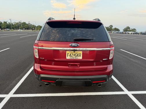 Red 2015 Ford Explorer XLT