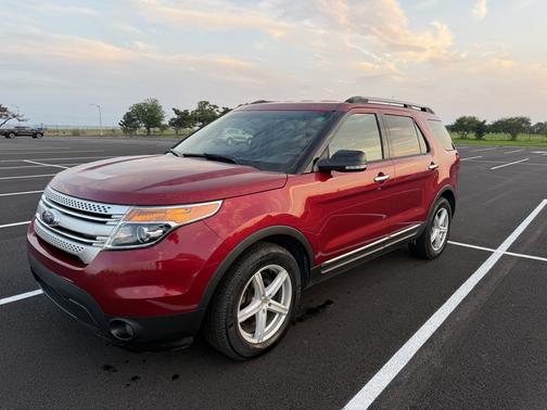 Red 2015 Ford Explorer XLT