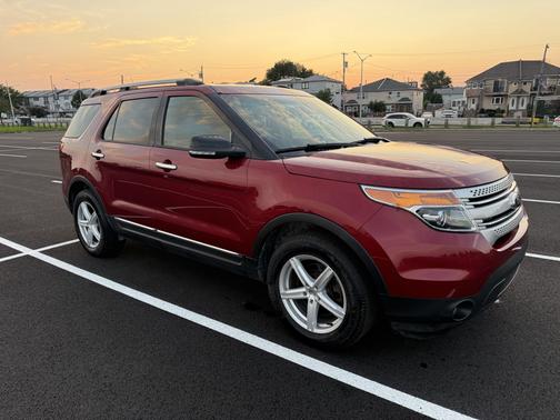 Red 2015 Ford Explorer XLT