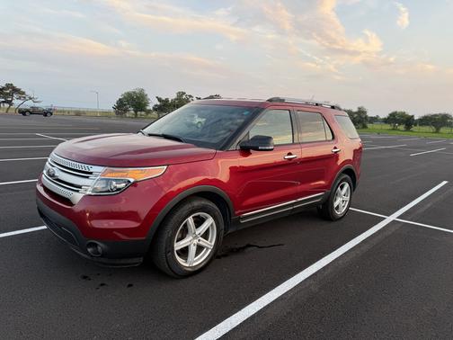 Red 2015 Ford Explorer XLT