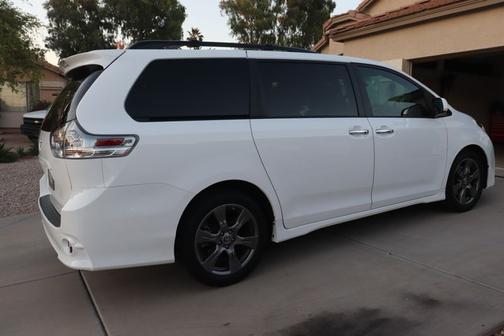 White 2020 Toyota Sienna SE