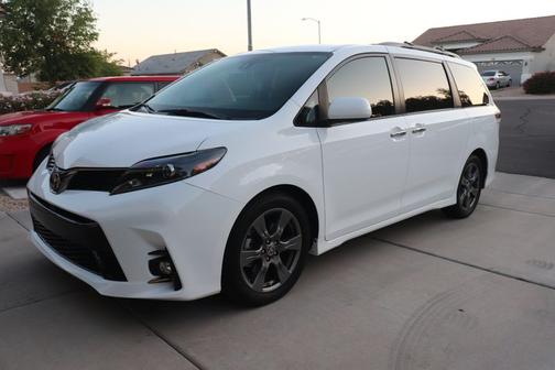 White 2020 Toyota Sienna SE