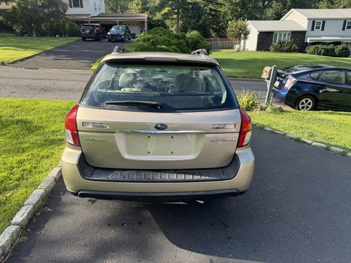 Gold 2009 Subaru Outback 2.5 i