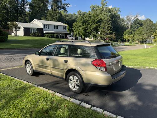 Gold 2009 Subaru Outback 2.5 i