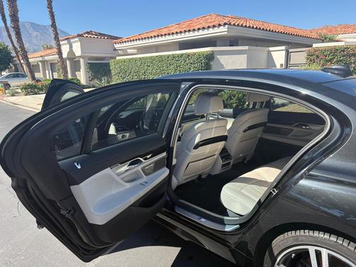 Black 2018 BMW 750 i
