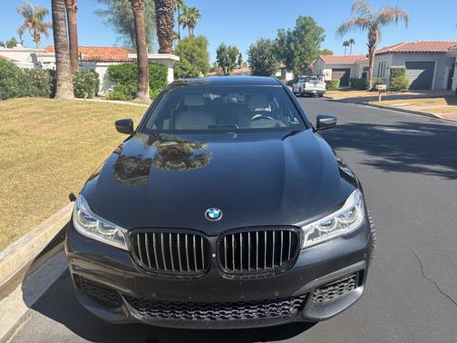 Black 2018 BMW 750 i