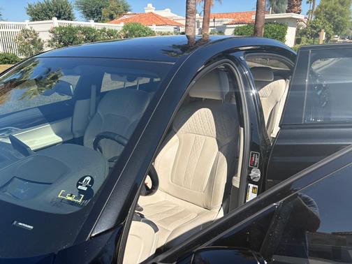Black 2018 BMW 750 i