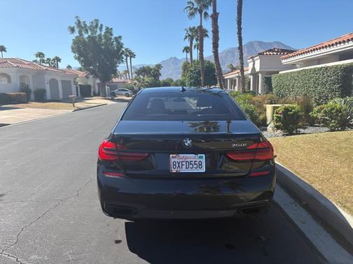 Black 2018 BMW 750 i