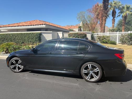 Black 2018 BMW 750 i