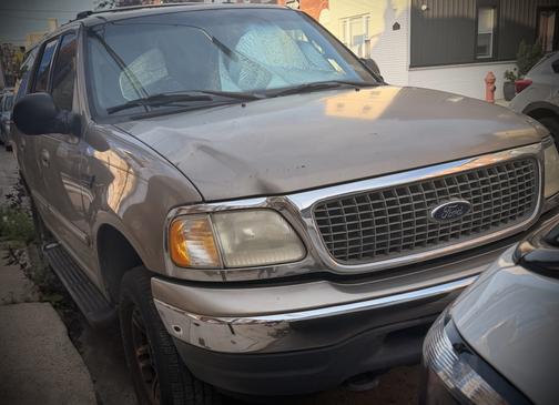 Beige 2001 Ford Expedition XLT