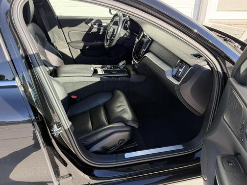 Black 2021 Volvo S60 Recharge Plug-In Hybrid T8 Inscription