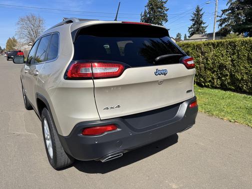 Gold 2015 Jeep Cherokee Latitude