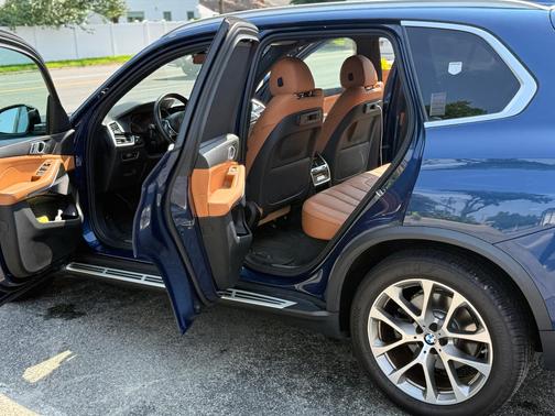 Blue 2022 BMW X5 xDrive40i
