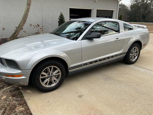 2005 Ford Mustang Deluxe