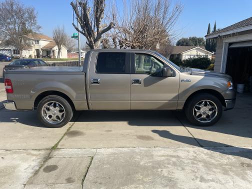 Photo 1 of 10 of 2005 Ford F-250 XLT Crew Cab Super Duty
