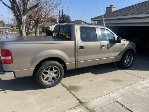 Photo 2 of 10 of 2005 Ford F-250 XLT Crew Cab Super Duty