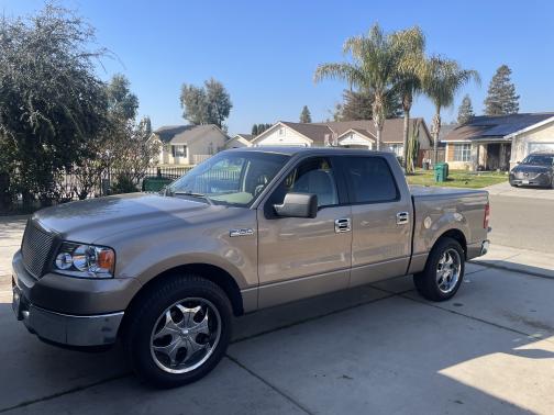 Photo 5 of 10 of 2005 Ford F-250 XLT Crew Cab Super Duty