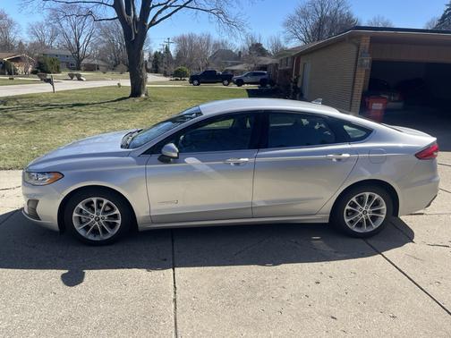 Silver 2019 Ford Fusion Hybrid SE