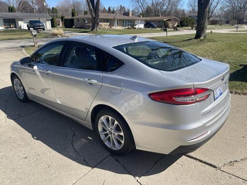 Silver 2019 Ford Fusion Hybrid SE