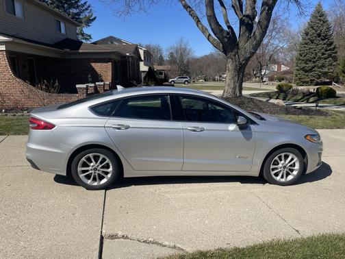 Silver 2019 Ford Fusion Hybrid SE