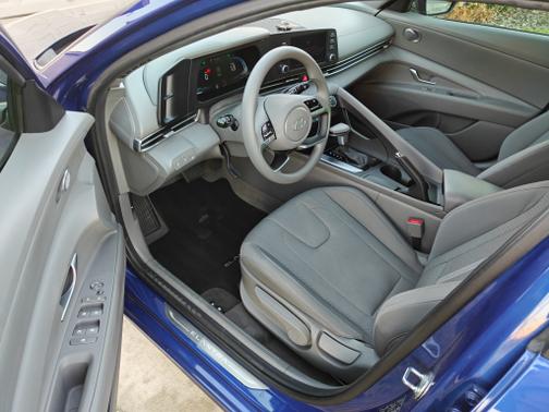 2024 Hyundai ELANTRA SE