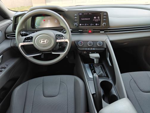 2024 Hyundai ELANTRA SE