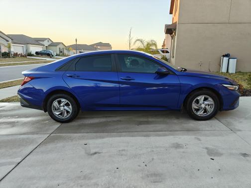 2024 Hyundai ELANTRA SE