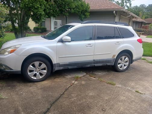 White 2012 Subaru Outback 2.5i Premium