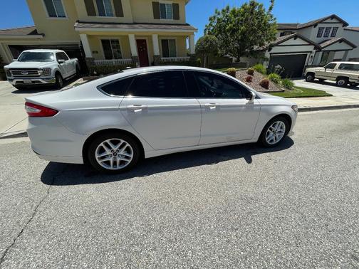 White 2014 Ford Fusion SE