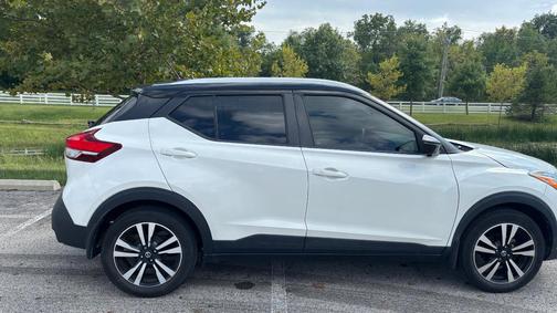 White 2019 Nissan Kicks SR